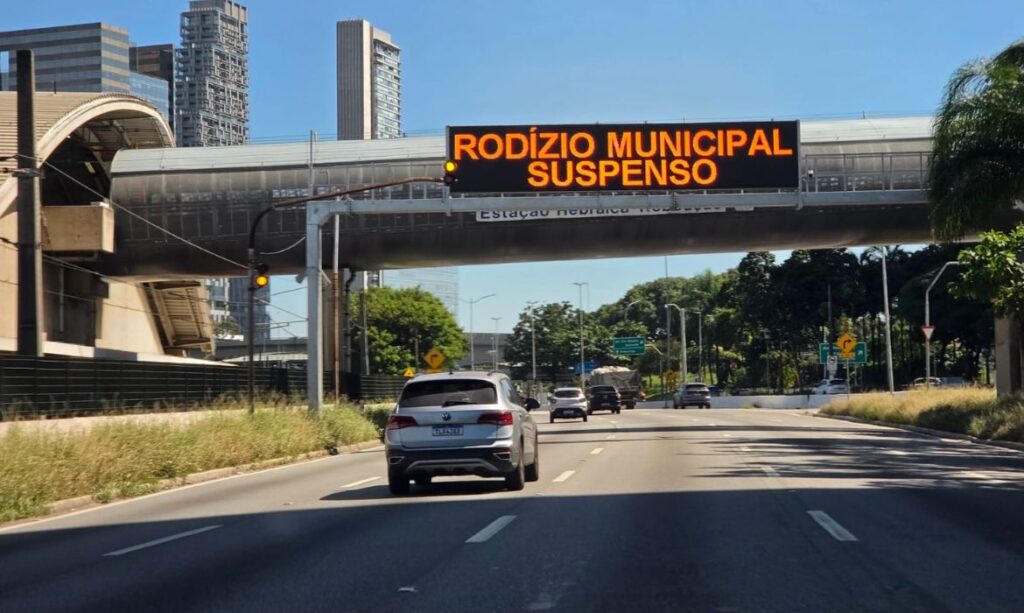 Trânsito de veículos em avenida de São Paulo durante feriado prolongado