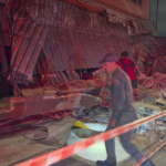 Desabamento em comércio na Zona Sul de SP hoje deixa pessoas sob escombros no Capão Redondo