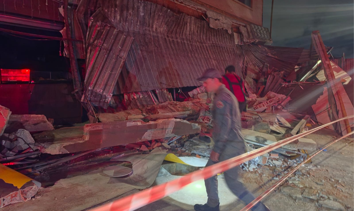 Desabamento em comércio na Zona Sul de SP hoje deixa pessoas sob escombros no Capão Redondo