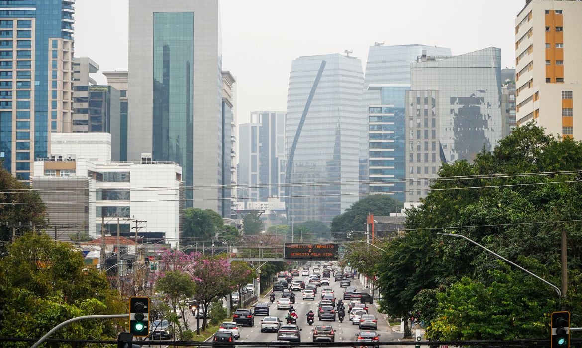 Tempo em São Paulo hoje: ar seco mantém sol e baixa umidade no estado
