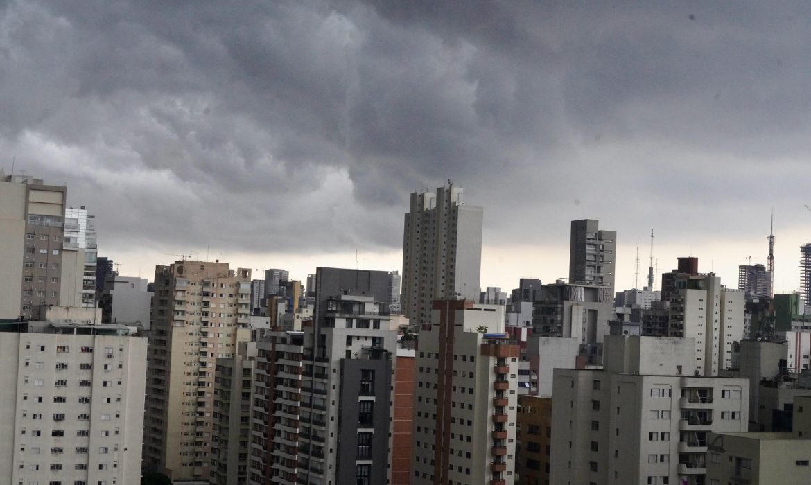 Tempo em São Paulo hoje: terça terá chuva, ventos e risco de temporais
