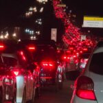 Trânsito intenso marca descida para o litoral no feriado de Tiradentes em São Paulo