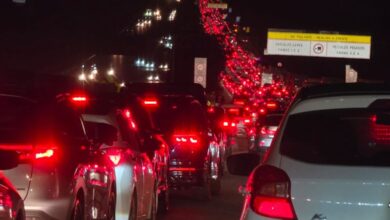 Trânsito intenso marca descida para o litoral no feriado de Tiradentes em São Paulo