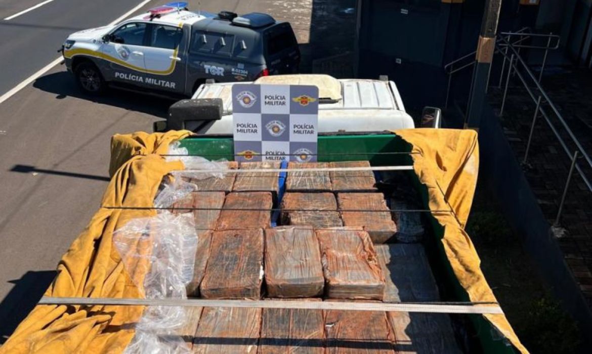 Ação policial intercepta caminhão com 1,4 tonelada de maconha no interior de SP