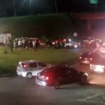 Carro cai de ponte na Raposo Tavares e deixa motorista preso nas ferragens