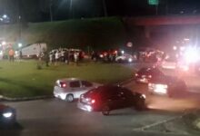 Carro cai de ponte na Raposo Tavares e deixa motorista preso nas ferragens
