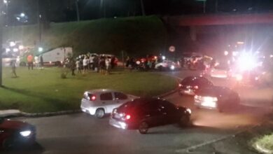 Carro cai de ponte na Raposo Tavares e deixa motorista preso nas ferragens