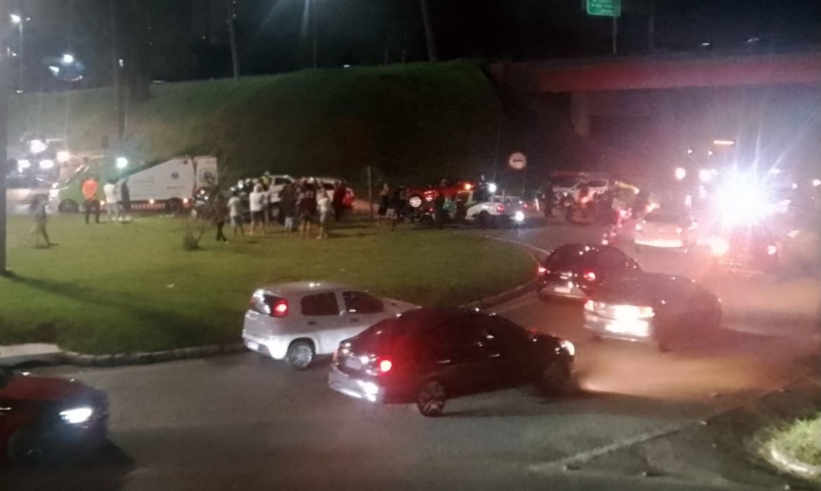 Carro cai de ponte na Raposo Tavares e deixa motorista preso nas ferragens
