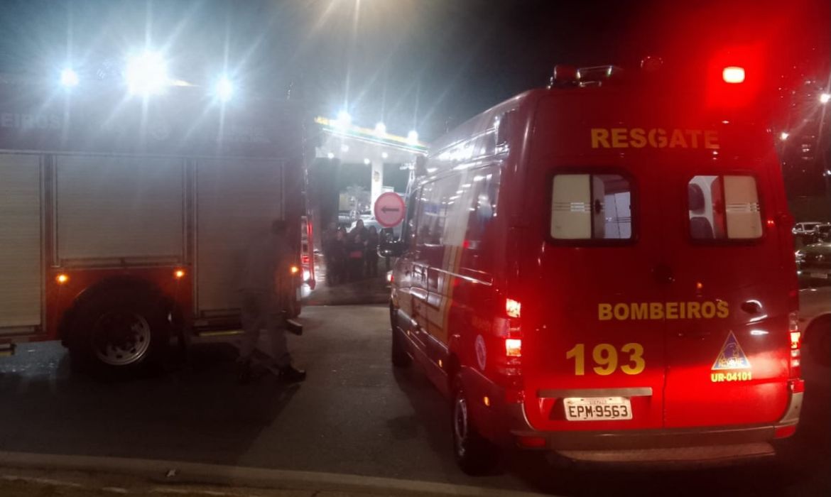 Carro cai de ponte na Raposo Tavares e deixa motorista preso nas ferragens