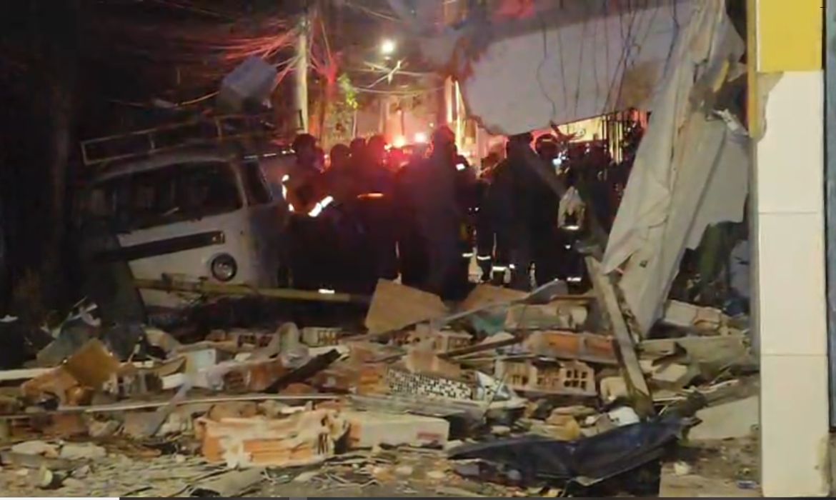 Explosão por vazamento de gás deixa morto e destrói casas no Jaguaré, em São Paulo