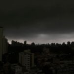 Frente fria derruba temperaturas e traz risco de temporais em São Paulo no fim de semana