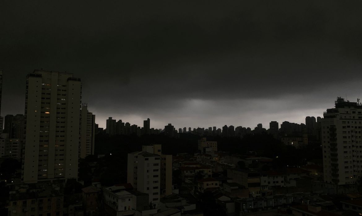 Frente fria derruba temperaturas e traz risco de temporais em São Paulo no fim de semana