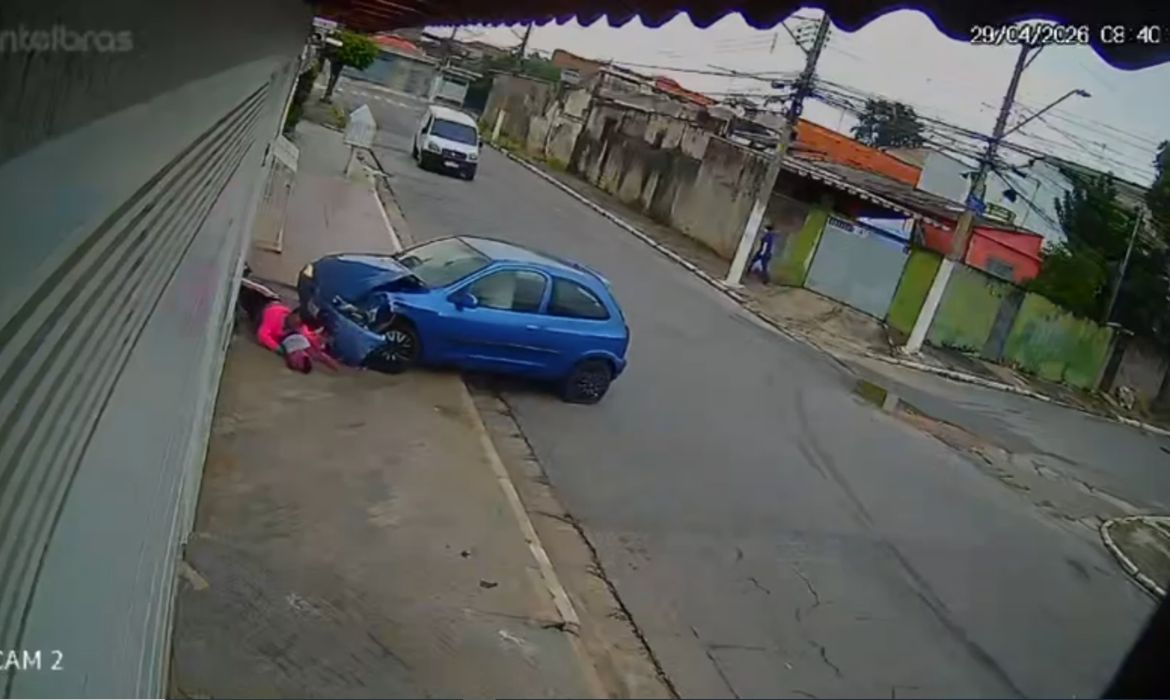 Mãe e filho ficam feridos após acidente na zona leste de São Paulo