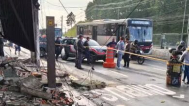 Marquise desaba sobre ponto de ônibus e deixa três feridos na Zona Sul de São Paulo