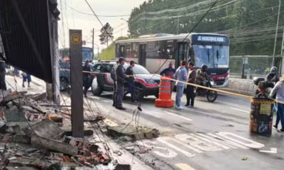 Marquise desaba sobre ponto de nibus e deixa trs feridos na Zona Sul de So Paulo