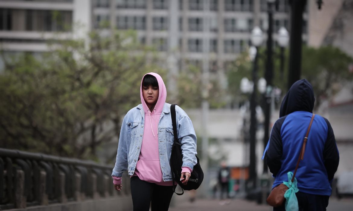 Massa de ar frio mantém tempo firme e derruba temperaturas em São Paulo nesta terça-feira