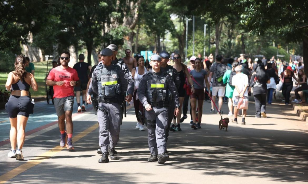 Polcia Militar refora segurana em parques de So Paulo no feriado