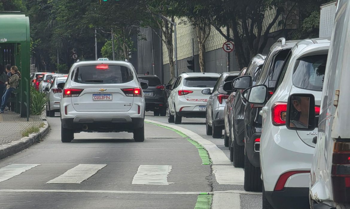 Rodízio de veículos volta a vigorar nesta segunda-feira (4) em São Paulo