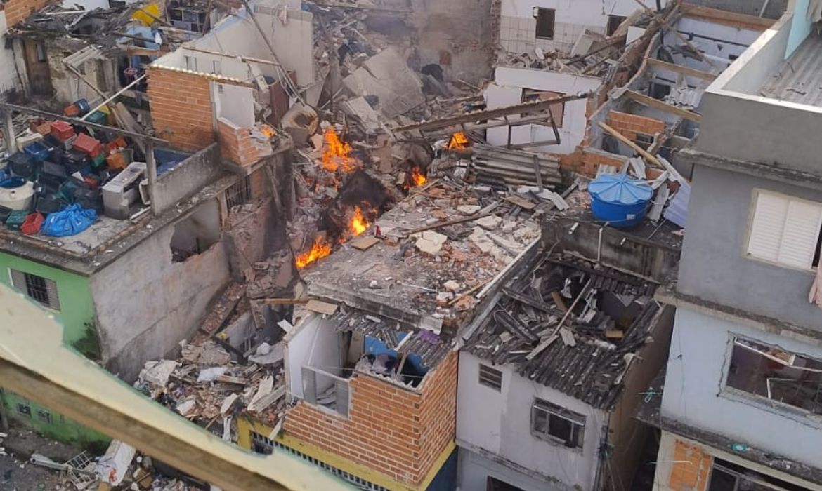 Forte explosão destrói imóveis e mobiliza bombeiros no Jaguaré, zona oeste de SP