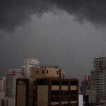 São Paulo terá chuva forte com risco de ventos e mar agitado no fim do feriado