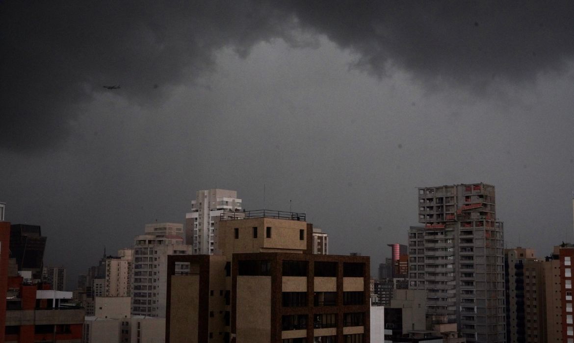 São Paulo terá chuva forte com risco de ventos e mar agitado no fim do feriado