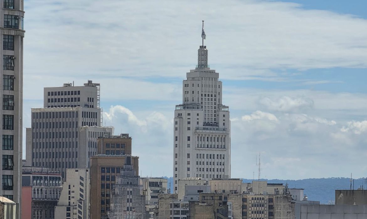 Sexta-feira será de calor, ventos fortes e chance de chuva em São Paulo