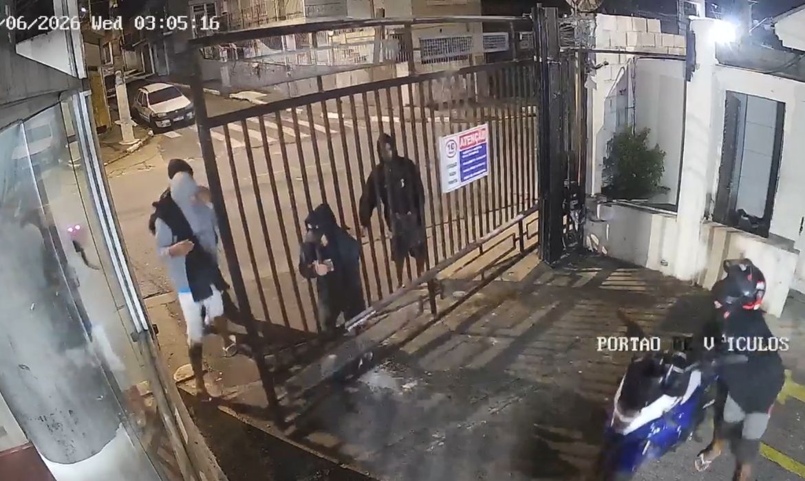 Criminosos invadem condomínio e roubam motos em Osasco