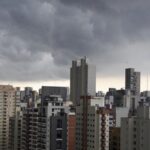 Frente fria mantém tempo chuvoso e derruba temperaturas em São Paulo nesta quinta-feira