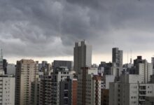 Frente fria mantém tempo chuvoso e derruba temperaturas em São Paulo nesta quinta-feira