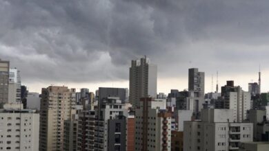 Frente fria mantém tempo chuvoso e derruba temperaturas em São Paulo nesta quinta-feira