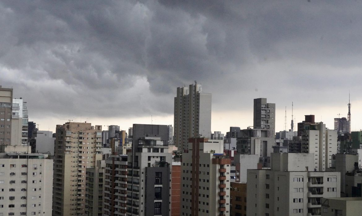 Frente fria mantém tempo chuvoso e derruba temperaturas em São Paulo nesta quinta-feira