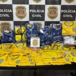 Polícia Civil apreende mais de 50 mil figurinhas falsificadas da Copa do Mundo em São Paulo
