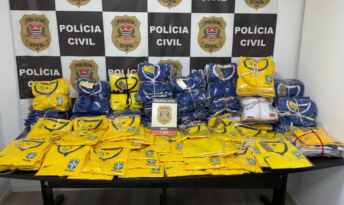 Polícia Civil apreende mais de 50 mil figurinhas falsificadas da Copa do Mundo em São Paulo