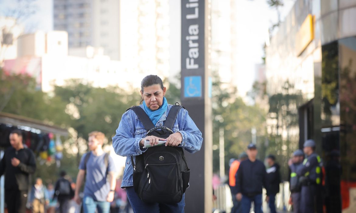 Quinta-feira ser de sol frio pela manh e tempo seco na capital paulista