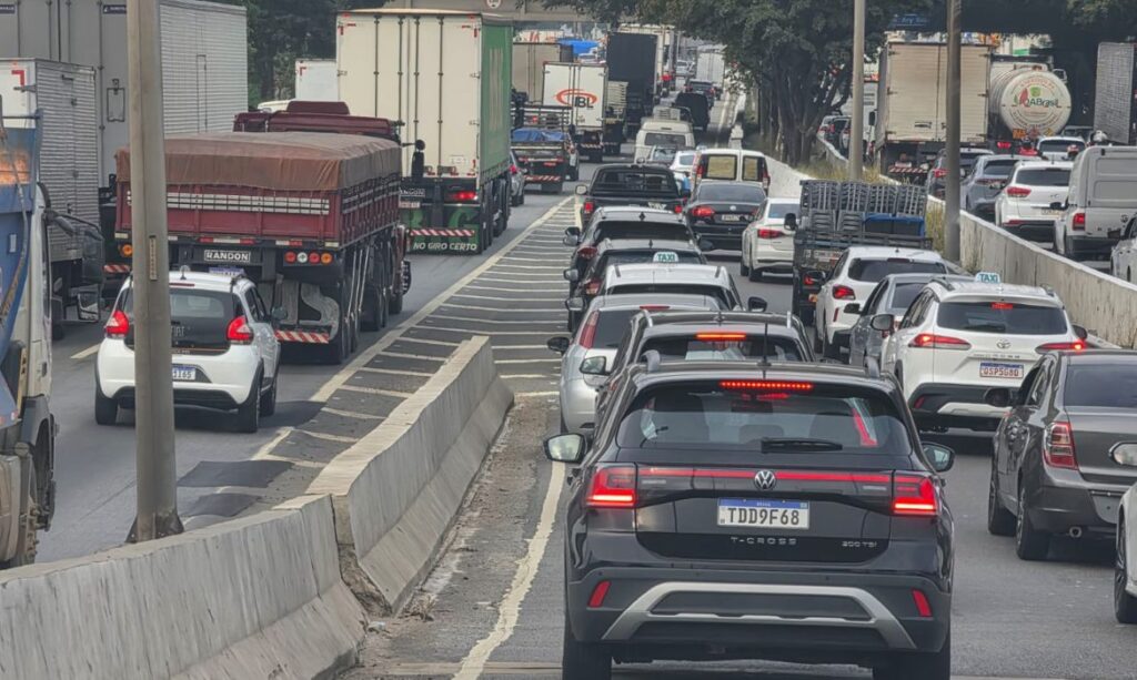 Trânsito na cidade de São Paulo durante horário de pico
