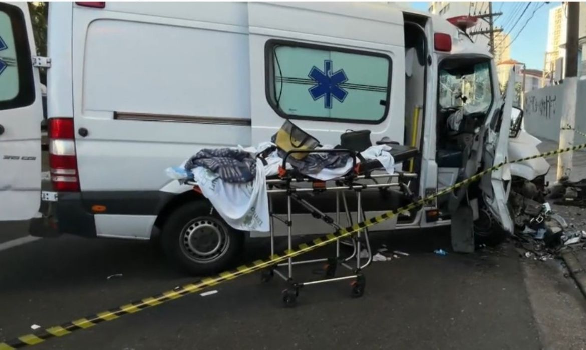 Idosa morre aps ambulncia colidir contra poste na Mooca Zona Leste de So Paulo