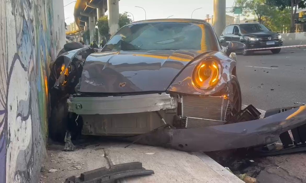 Motorista de Porsche se envolve em acidente com motos e carros na Zona Sul de So Paulo