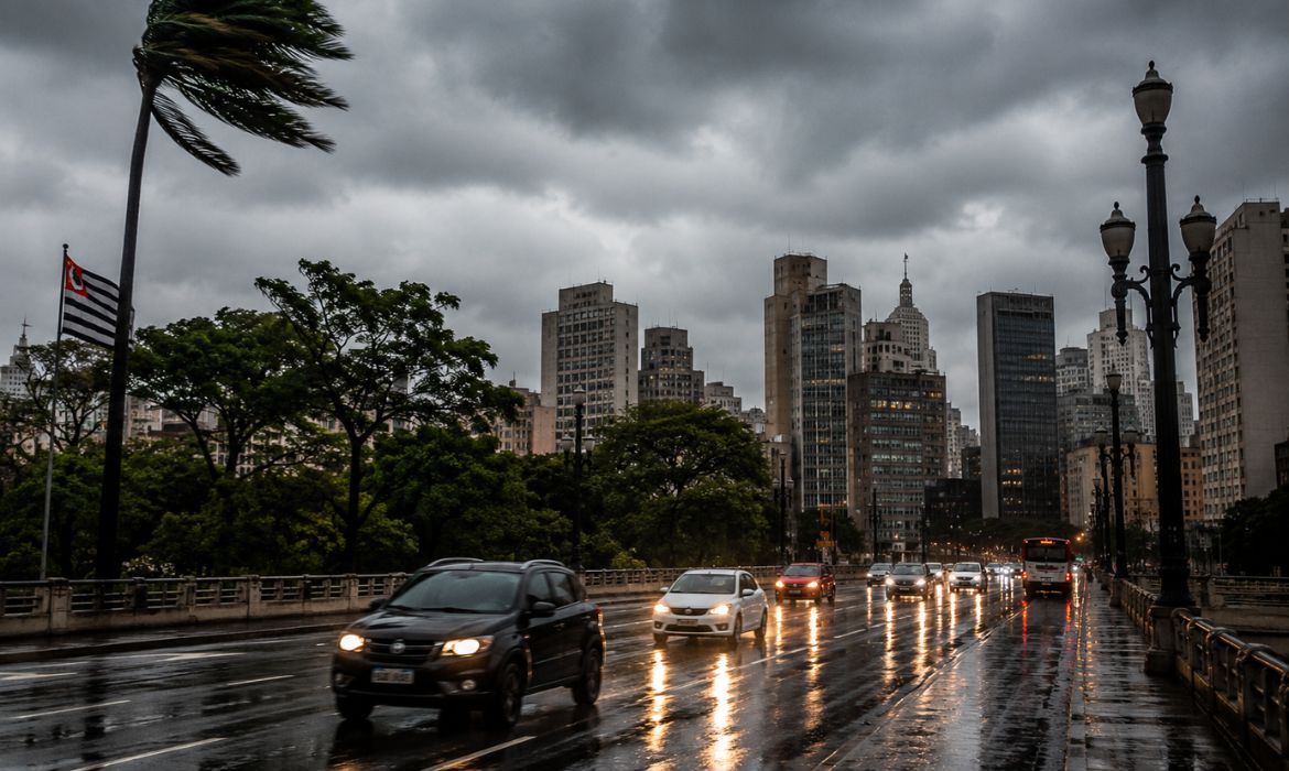 Sexta-feira ser marcada por chuva ventos fortes e temperaturas amenas em So Paulo