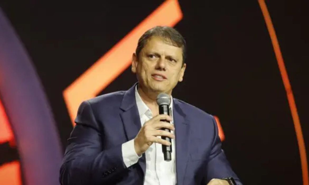 Justia Eleitoral manda retirar 21 publicaes contra Tarcsio e multa deputado do PT