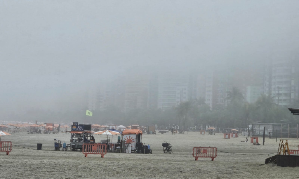 Nevoeiro encobre área portuária e travessia de balsas no litoral de São Paulo
