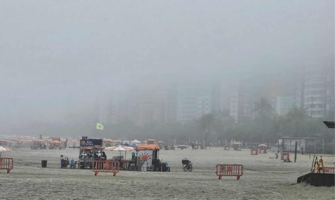 Nevoeiro encobre área portuária e travessia de balsas no litoral de São Paulo