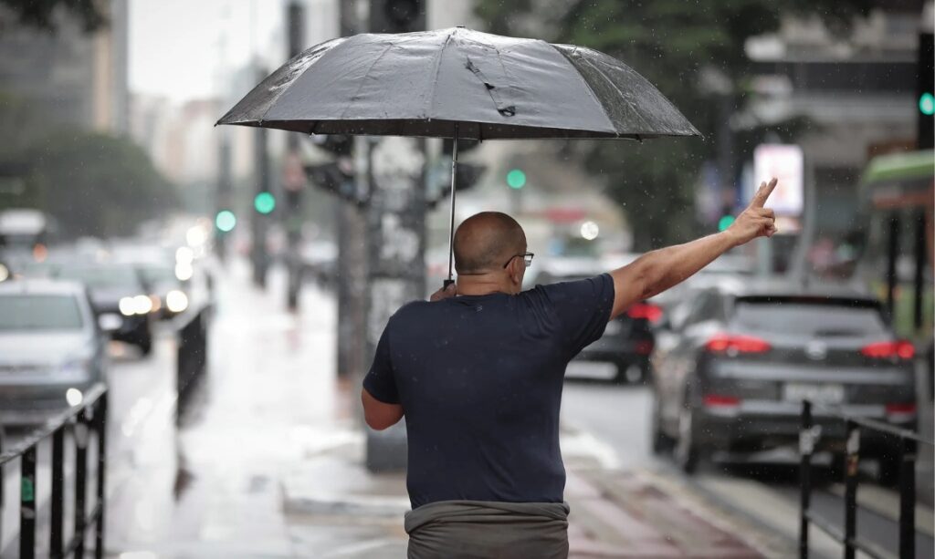 Céu nublado em São Paulo durante passagem de frente fria