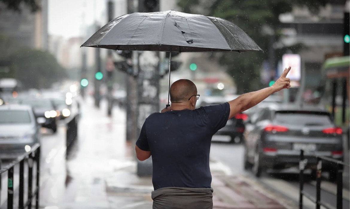 Céu nublado em São Paulo durante passagem de frente fria