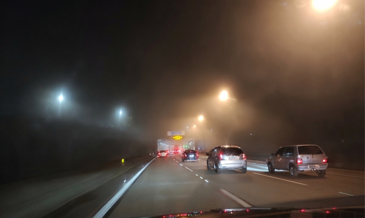 Operação Feriado: Saída para o Litoral Sul registra fluxo tranquilo, mas exige atenção com neblina na serra