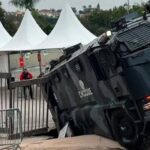 Viatura da PM tomba após calçada ceder em frente ao Morumbis antes de show de Harry Styles