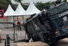 Viatura da PM tomba após calçada ceder em frente ao Morumbis antes de show de Harry Styles