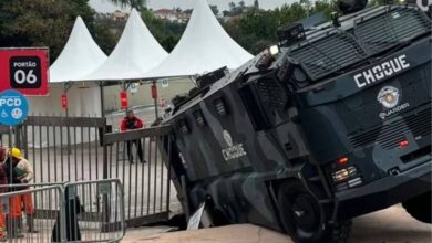 Viatura da PM tomba após calçada ceder em frente ao Morumbis antes de show de Harry Styles