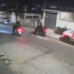 Moto é furtada por criminosos na Vila Nova Cachoeirinha; ação foi registrada por câmera de segurança