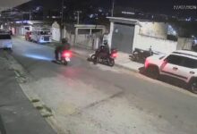 Moto é furtada por criminosos na Vila Nova Cachoeirinha; ação foi registrada por câmera de segurança
