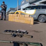 Tabletes de pasta base de cocaína e fuzis apreendidos pela Polícia Militar Rodoviária em Itatinga